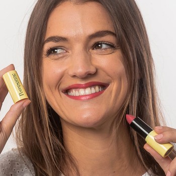 Femme portant le rouge à lèvres Pomponne