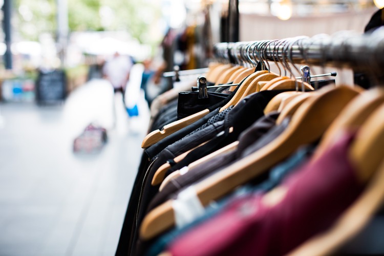Vêtements sur un portant à l'extérieur