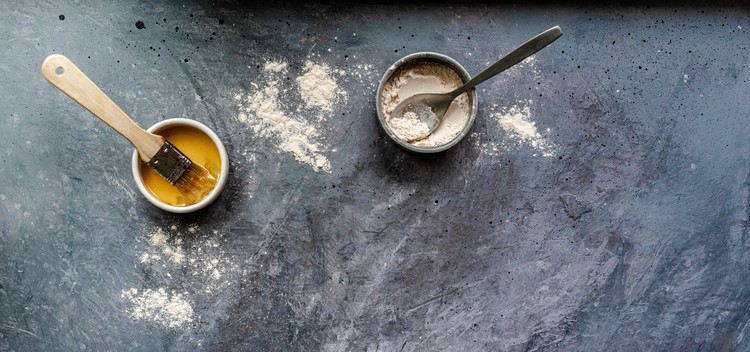 De la farine sur un plan de travail