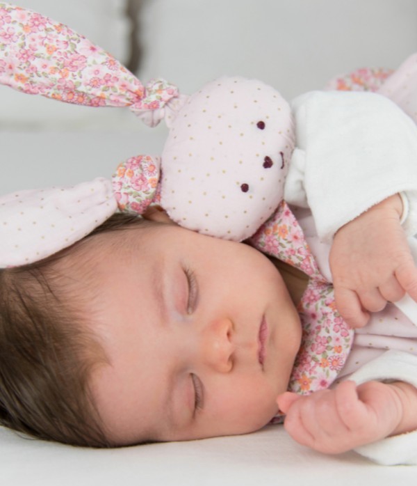 Bébé avec une gigoteuse en coton bio Doux feuillage Andarta