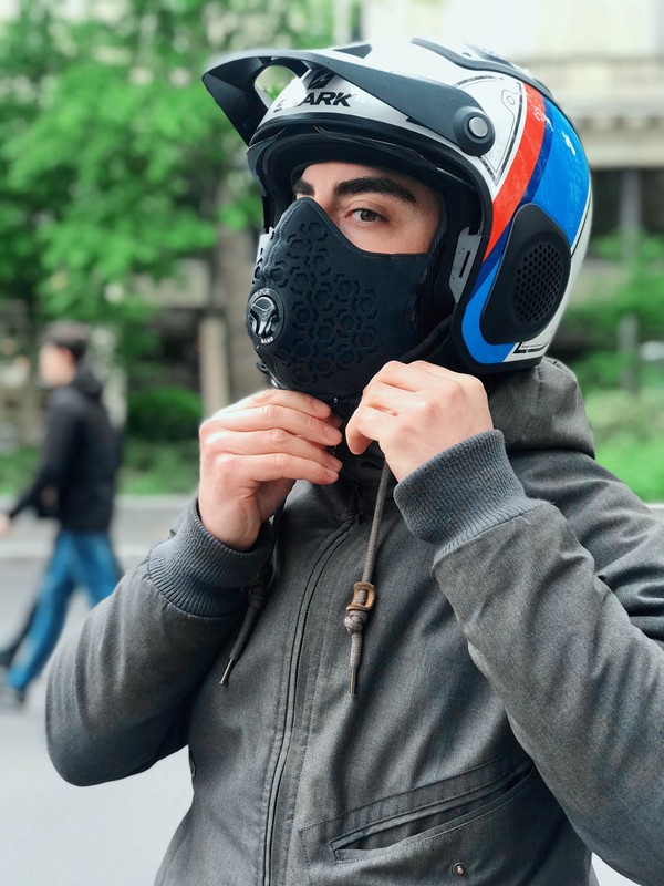 Homme portant un masque R-PUR