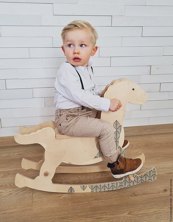 Enfant utilisant un jouet Ça envoie du bois