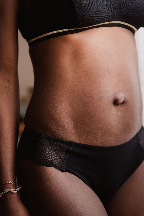 Femme qui porte les sous-vêtements Kallisto de couleur noire