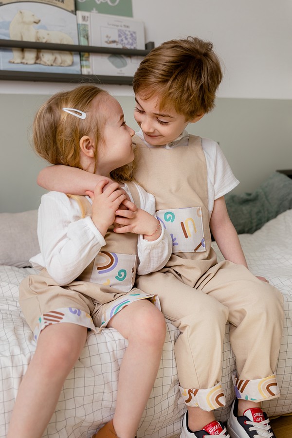 2 enfants avec des vêtements beiges 