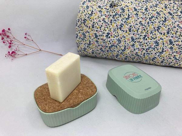 Boîte à savon MAMIK sur le rebord d'un lavabo