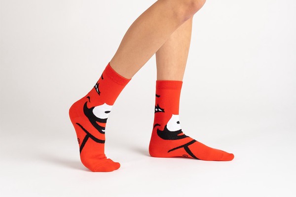 Chaussette rouge avec des yeux