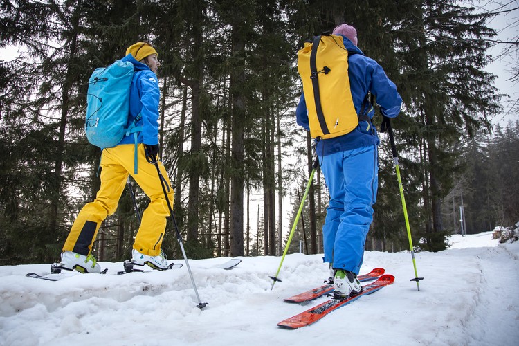 Deux skieurs habillés en Lagoped