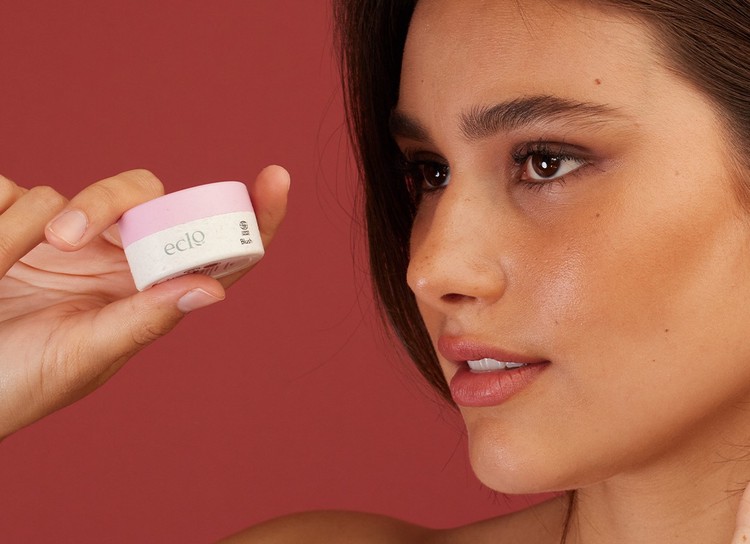 Une femme avec un pot Eclo