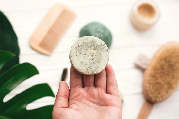 Shampooing solide dans une main