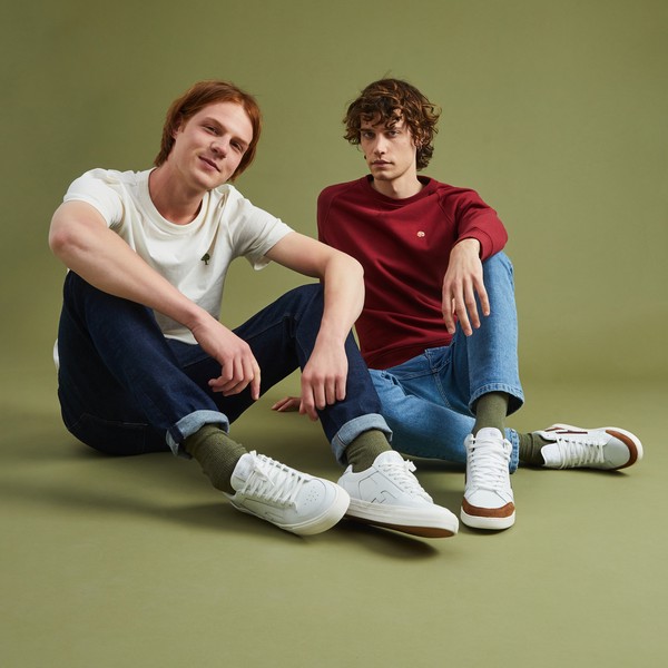 Deux hommes assis portant des vêtement Faguo