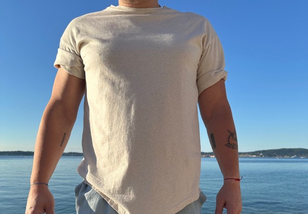 Photo Homme portant un Tshirt couleur écru