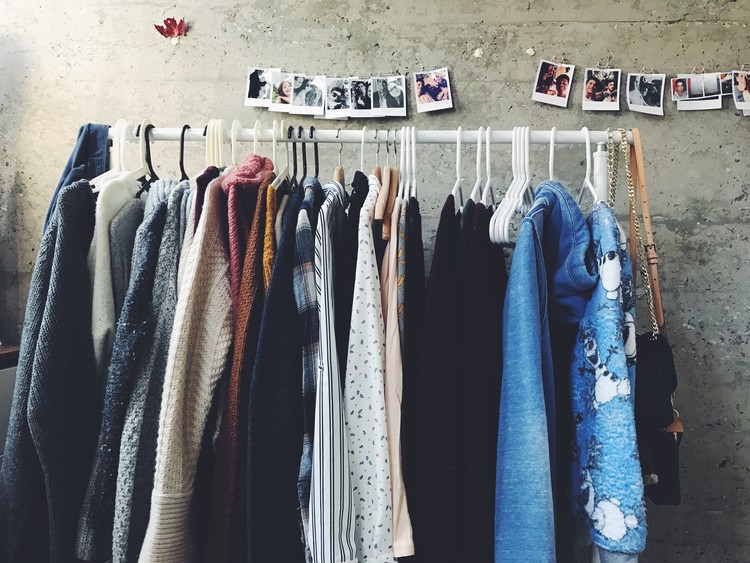Des vêtements sur un portant dans une friperie