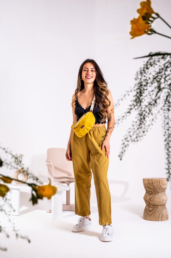 fille portent les bananes binette