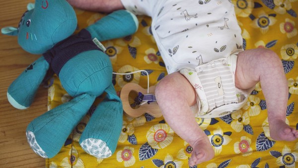 Couche et peluche pour bébé