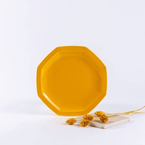 L'assiette à dessert en porcelaine jaune