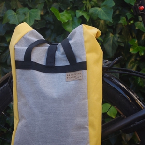 Une sacoche sac à main grise et jaune