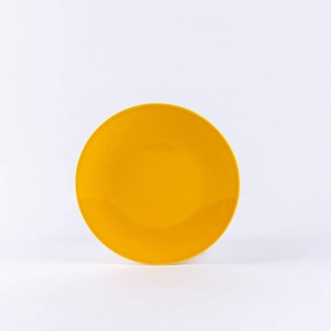 La petite assiette en porcelaine jaune