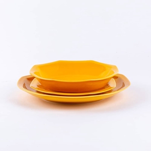 L'assiette creuse en porcelaine jaune